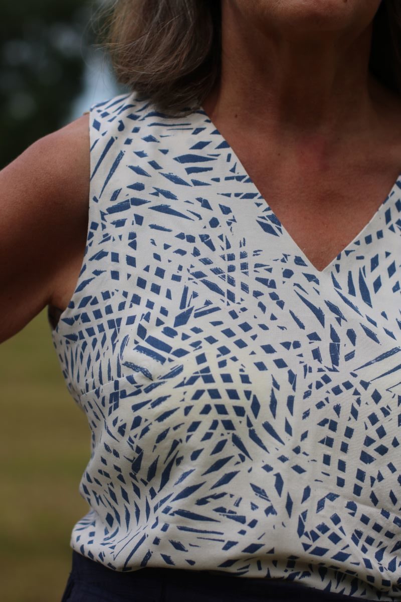 Brünette mit tiefe Hals Brünette mit tiefe Hals